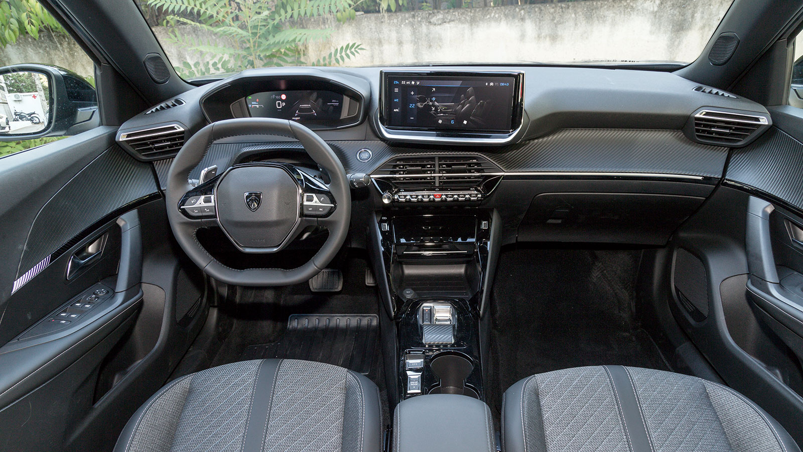 Audi A1 Allstreet VS Peugeot 2008. Ποιο ξεχωρίζει σε εξοπλισμό ασφάλειας και άνεσης.