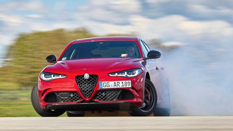 Οδηγούμε την Alfa Romeo Giulia Quadrifoglio: Παραμένει old-school