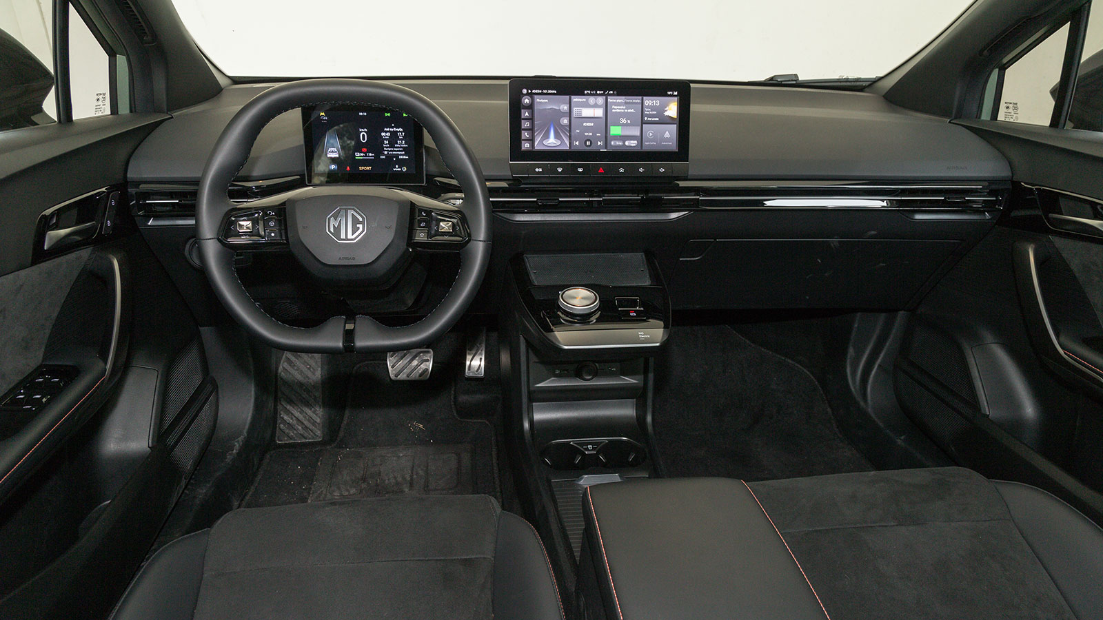 Cupra Born VS Mg Mg4. Ποιο ξεχωρίζει σε εξοπλισμό ασφάλειας και άνεσης.