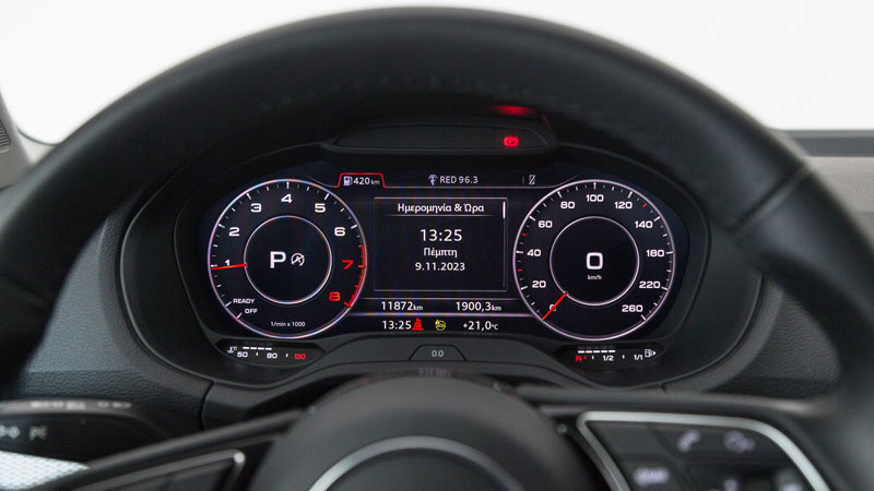 Ο ψηφιακός πίνακας οργάνων προσφέρει όλες τις απαραίτητες πληροφορίες στον οδηγό 