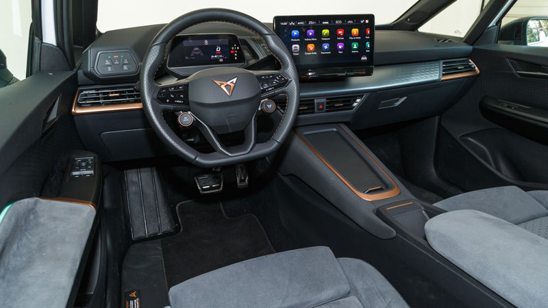 CUPRA Born e-Boost: Πόσο καλό είναι σε εξοπλισμό άνεσης και ασφάλειας;