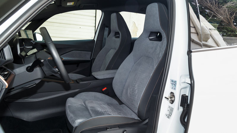 Καλοσχεδιασμένα τα bucket καθίσματα που προσφέρουν στήριξη κι άνεση. Αρκετά καλή και η λειτουργία μασάζ που προσφέρουν