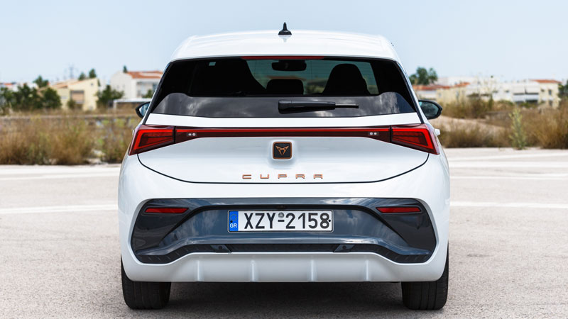 Η αυτονομία της μικρής μπαταρίας (62kWh) δεν θα ξεπεράσει τα 350 χλμ. σε μεικτές συνθήκες, αλλά η μεγαλύτερη των 82kWh θα δώσει με ευκολία ακόμα 100 χ