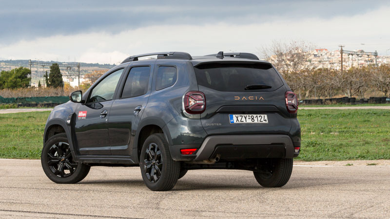 Στο πίσω μέρος συναντάμε ολογράφως το όνομα της εταιρείας, με τα περιμετρικά πλαστικά και τις μπάρες οροφής να συνεχίζουν να τονίζουν τον περιπετειώδη