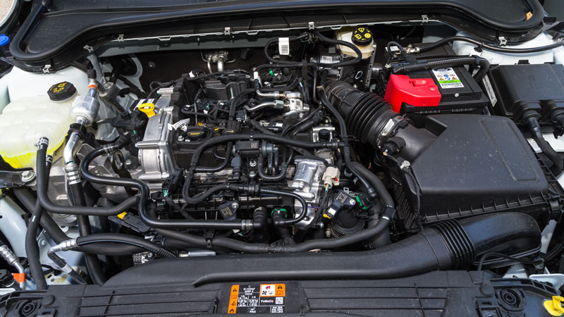 Ο πίνακας οργάνων είναι μια μίξη αναλογικών και ψηφιακών στοιχείων, τονίζοντας το «αθλητικό» πνεύμα του μοντέλου