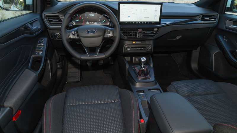 Το εσωτερικό συνεχίζει να έχει οδηγοκεντρική σχεδίαση, με την κατασκευή του να είναι ποιοτική και στιβαρή