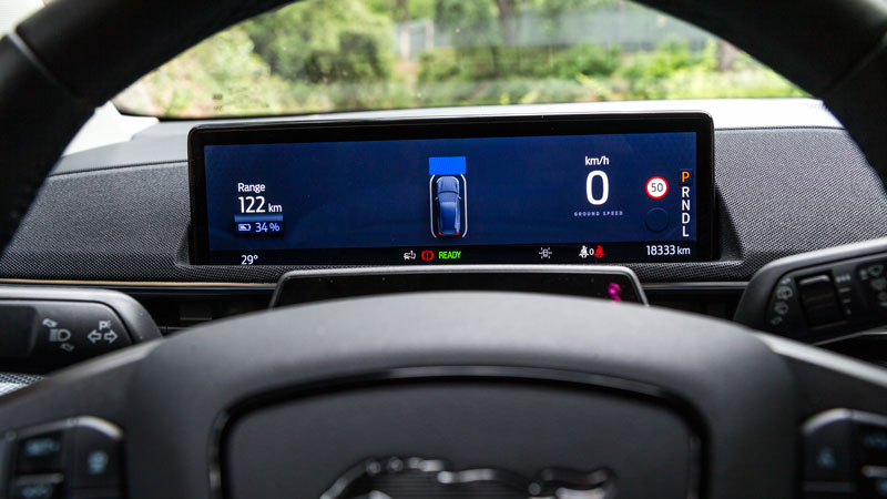 Ο μικρός ψηφιακός πίνακας προσφέρει όλες τις απαραίτητες πληροφορίες στον οδηγό