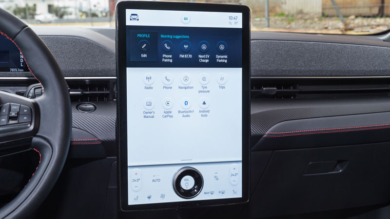 Η κάθετη οθόνη αφής 15,5 ιντσών πρωταγωνιστεί στο εσωτερικό και δέχεται over-the-air ενημερώσεις