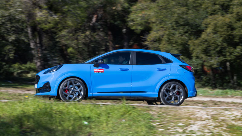 Μπορεί να 0,4 δλ. πιο αργό στο 0-100 χ.α.ω. σε σχέση με το μεγάλο ST των 200 ίππων, αλλά στις ρεπρίζ κερδίζει με ευκολία