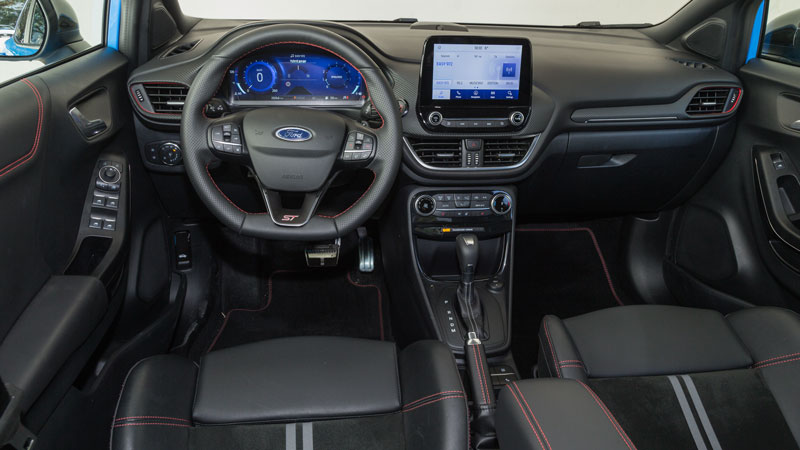 Ποιοτική και με μοντέρνο σχεδιασμό η καμπίνα του Puma, με τις κόκκινες ραφές να ενισχύουν τον αθλητικό χαρακτήρα της ST έκδοσης 