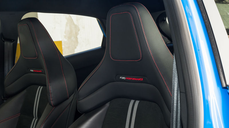 Τα θερμαινόμενα bucket καθίσματα της Ford Performance προσφέρουν εξαιρετική πλευρική στήριξη και σε βάζουν από την πρώτη στιγμή σε αγωνιστικούς ρυθμού