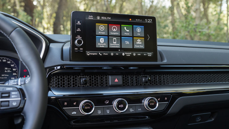 Η κεντρική οθόνη των 9 ιντσών έχει μετακινηθεί στο πάνω μέρος του ταμπλό, με το μενού της να είναι καλά δομημένο