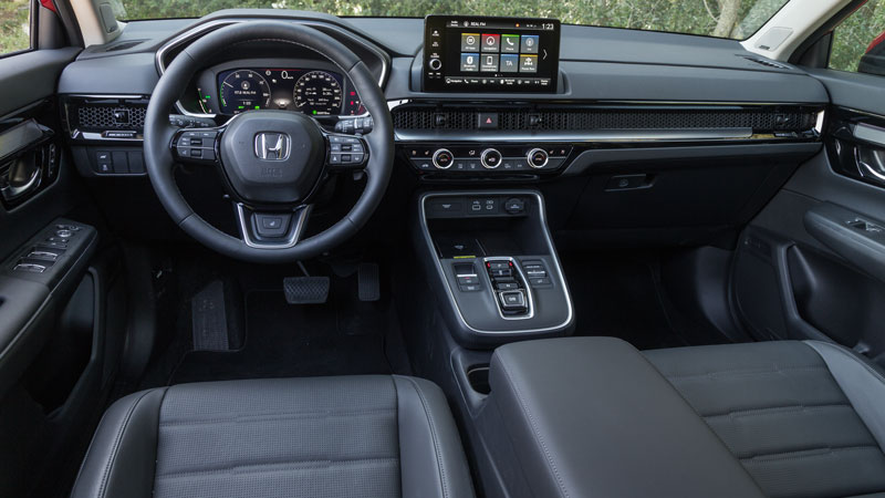 Αυξημένη η αίσθηση πολυτέλειας της καμπίνας σε σχέση με τον προκάτοχο του, αλλά τα πλαστικά συνεχίζουν να είναι πιο σκληρά από όσο θα θέλαμε