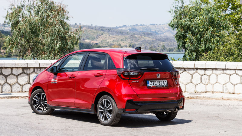 Το πίσω μέρος βγάζει μια sportif αίσθηση ειδικά στην έκδοση Sport, η οποία εφοδιάζεται με αεροτομή