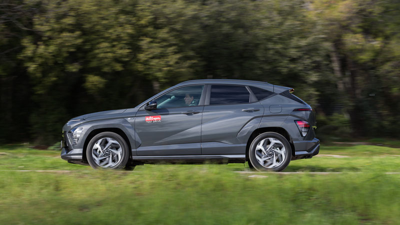 To Hyundai Kona με τον κινητήρα βενζίνης των 120 ίππων και το αυτόματο κιβώτιο  χρειάζεται 10,5 δλ. για να ολοκληρώσει το 0-100 χλμ./ώρα και θέλει 8 δ