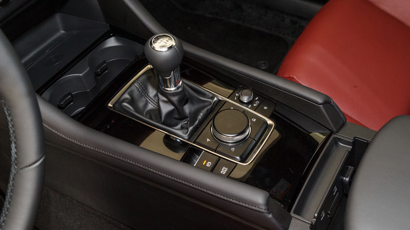 Δοκιμή Mazda 3: Εκεί που οι άλλοι δεν τολμούν 