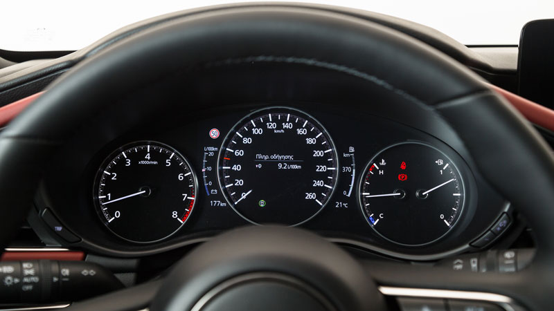 Ο ημι-αναλογικός πίνακας οργάνων προσφέρει όλες τις απαραίτητες πληροφορίες στον οδηγό