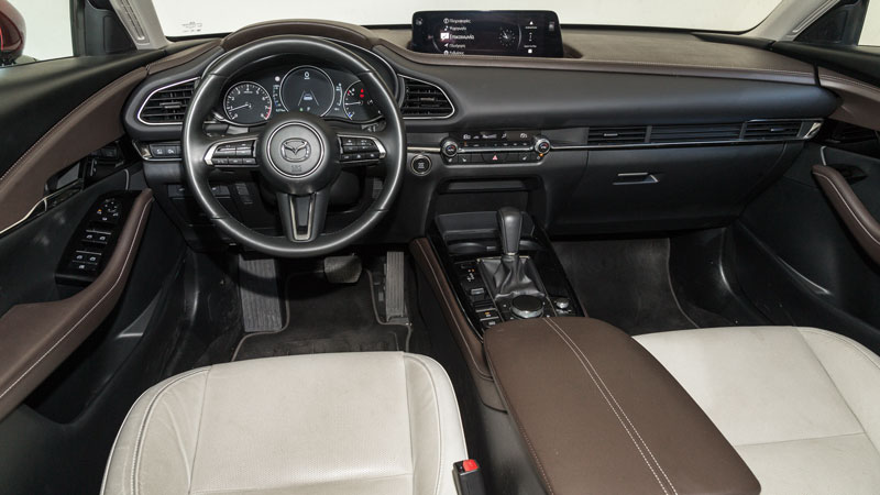 Premium υλικά κι οδηγοκεντρική σχεδίαση κάνουν την καμπίνα του CX-30 να ξεχωρίζει από τον ανταγωνισμό