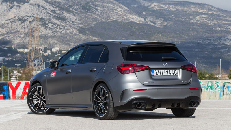 Δυναμική κι η πίσω όψη του μοντέλου, με το διαχύτη και τις εξατμίσεις να κλέβουν την παράσταση