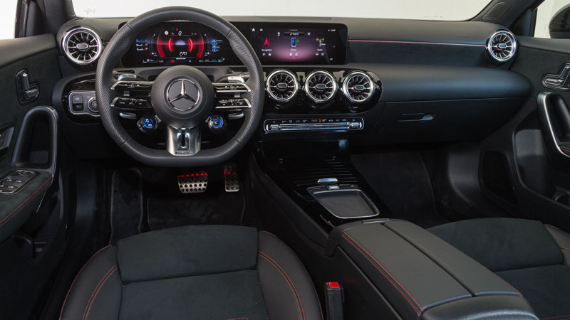 Το εσωτερικό είναι ποιοτικό, ευχάριστο και με σπορτίφ λεπτομέρειες, με τα υλικά κατασκευής να είναι από το πάνω ράφι