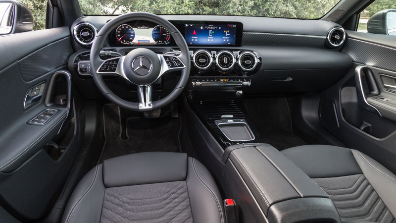 Η καμπίνα ξεχωρίζει για τα luxury υλικά της και τα τεχνολογικά της στοιχεία