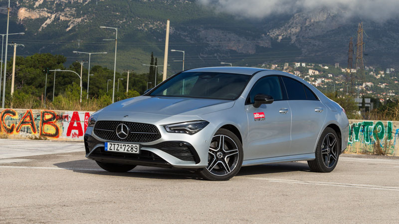 Η coupe σιλουέτα της την κατατάσσει ως ένα από τα πιο εντυπωσιακά μικρομεσαία μοντέλα, ενώ οι τέσσερις πόρτες κάνουν εύκολη την πρόσβαση στις πίσω θέσ