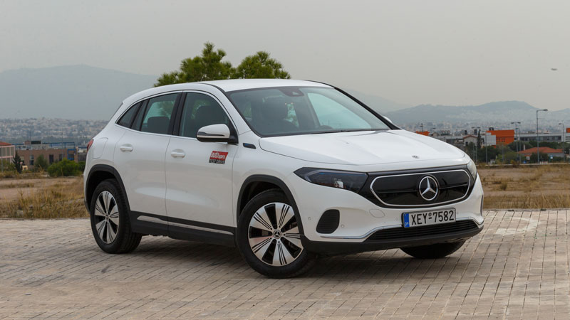 Η κλειστή μαύρη μάσκα είναι σήμα κατατεθέν για τα ηλεκτρικά μοντέλα της μάρκας, ενώ οι εμπρός LED προβολείς δίνουν ένα δυναμικό τόνο στο αυτοκίνητο