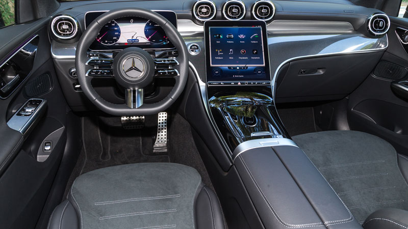 Η καμπίνα της νέα Mercedes GLC ξεχωρίζει για τα premium υλικά,  τη στιβαρή συναρμογή, την κομψή σχεδίαση και το elegant φινίρισμα 