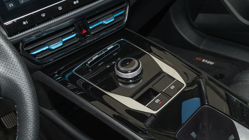 Μέσα στην πόλη μπορεί να κάνεις έως και 460 χλμ, μια φόρτιση, ενώ σε μεικτές συνθήκες θα φτάσει τα 400 χλμ.