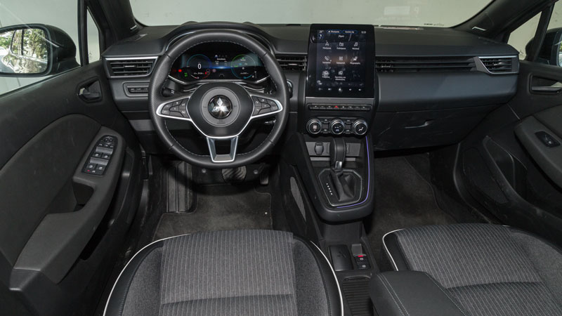 Παρά το γεγονός ότι στο κάτω τμήμα συναντάμε σκληρά πλαστικά, η καμπίνα κινείται σε καλό ποιοτικό επίπεδο 