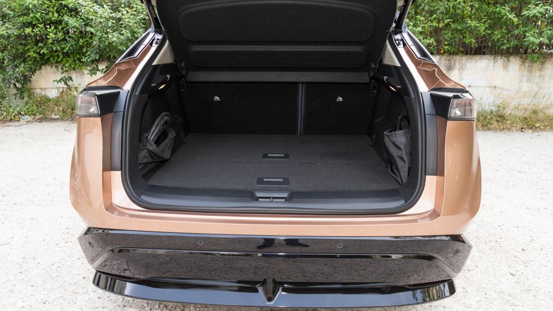 Πολύ ευρύχωρο για τους επιβάτες και 468 λτ. ο χώρος αποσκευών