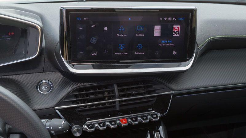 Η κεντρική οθόνη 10 ιντσών θέλει λίγο συνήθεια ως προς το χειρισμό της, με τους φυσικούς διακόπτες του κλιματισμού να διευκολύνουν αρκετά την κατάστασ
