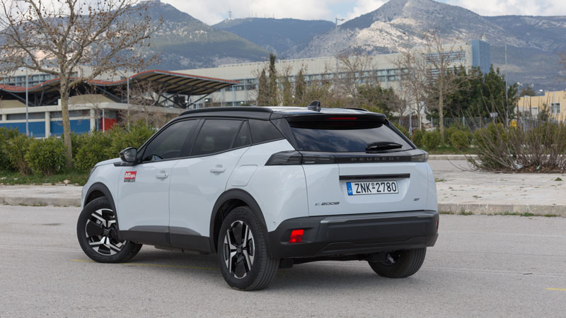 Στο πίσω μέρος η μεγαλύτερη αλλαγή επικεντρώνεται στα φωτιστικά σώματα που πλέον διαθέτουν οριζόντιες λεπτές γραμμές LED