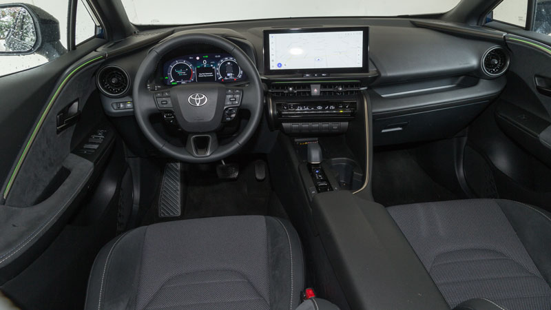 Τα υλικά που χρησιμοποιήθηκαν στην καμπίνα του νέου Toyota C-HR είναι σαφώς ανώτερα ποιοτικά από τον προκάτοχο του, τόσο σε υφή όσο και οπτικά