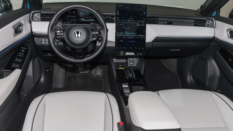 Minimal σχεδίαση για την καμπίνα, με τα πλαστικά να είναι μεν σκληρά αλλά να έχουν καλό φινίρισμα που αναβαθμίζει την αίσθηση πολυτέλειας