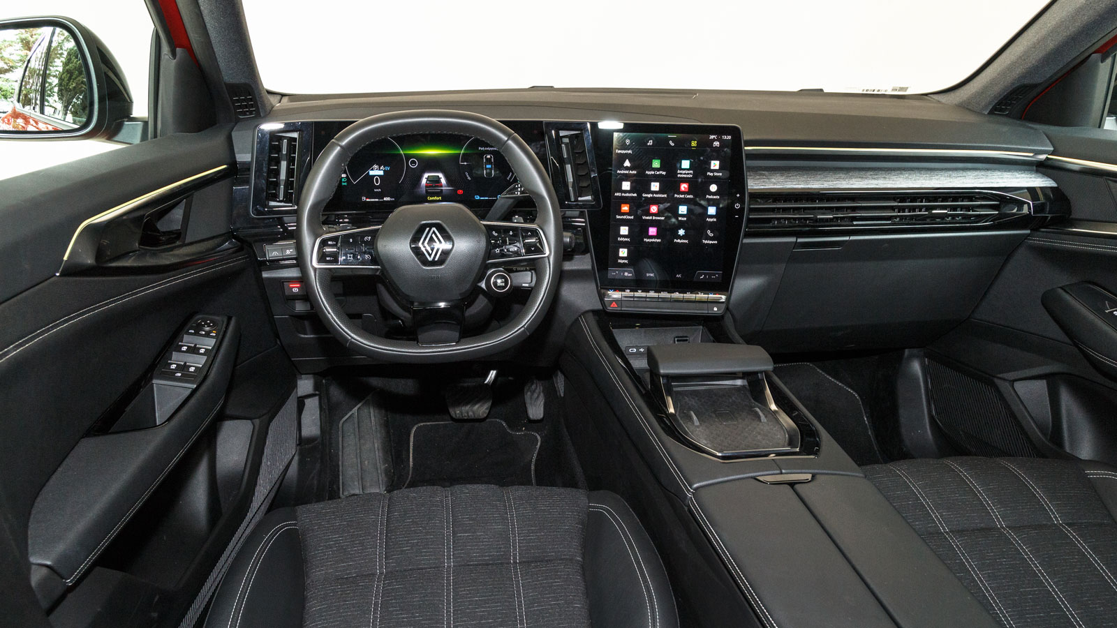 Ford Kuga VS Renault Austral. Ποιο ξεχωρίζει σε εξοπλισμό ασφάλειας και άνεσης.