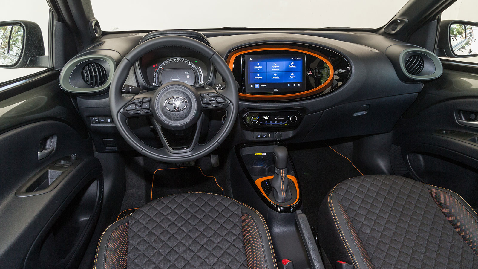 Kia Picanto VS Toyota Aygo X. Ποιο ξεχωρίζει σε εξοπλισμό ασφάλειας και άνεσης.