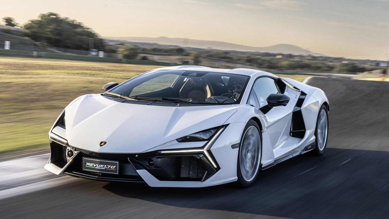 Βλέπετε την Lamborghini Revuelto.

