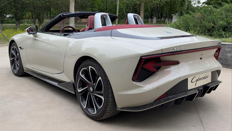 Οδηγούμε το MG Cyberster: Ανασταίνονται τα Cabrio με... ηλεκτροσόκ;