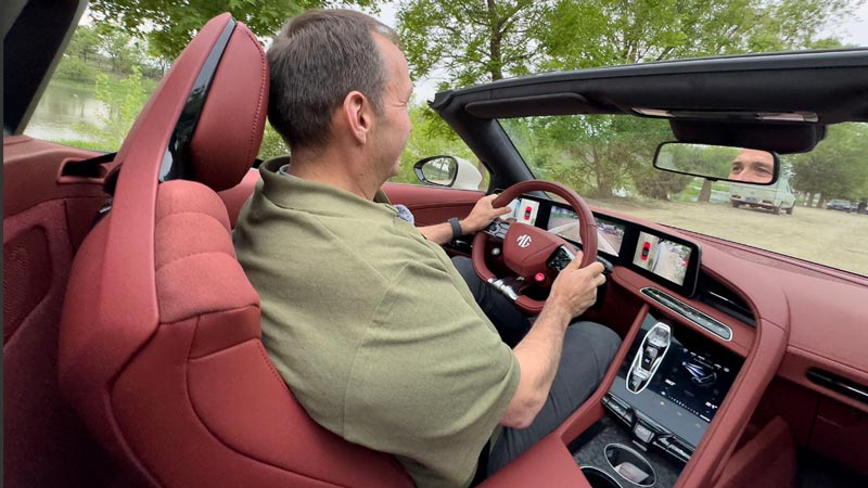 Οδηγούμε το MG Cyberster: Ανασταίνονται τα Cabrio με... ηλεκτροσόκ;