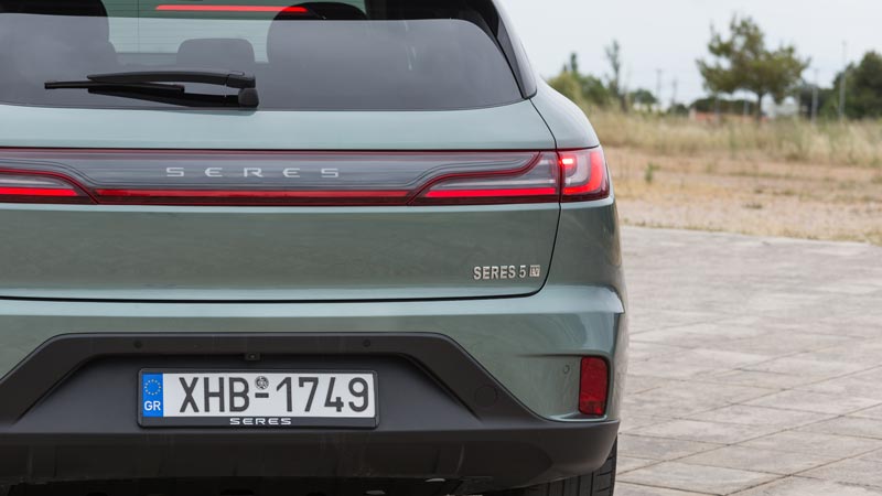 Οδηγούμε το ηλεκτρικό SERES 5: Ισχυρό, premium, με πλούσιο εξοπλισμό