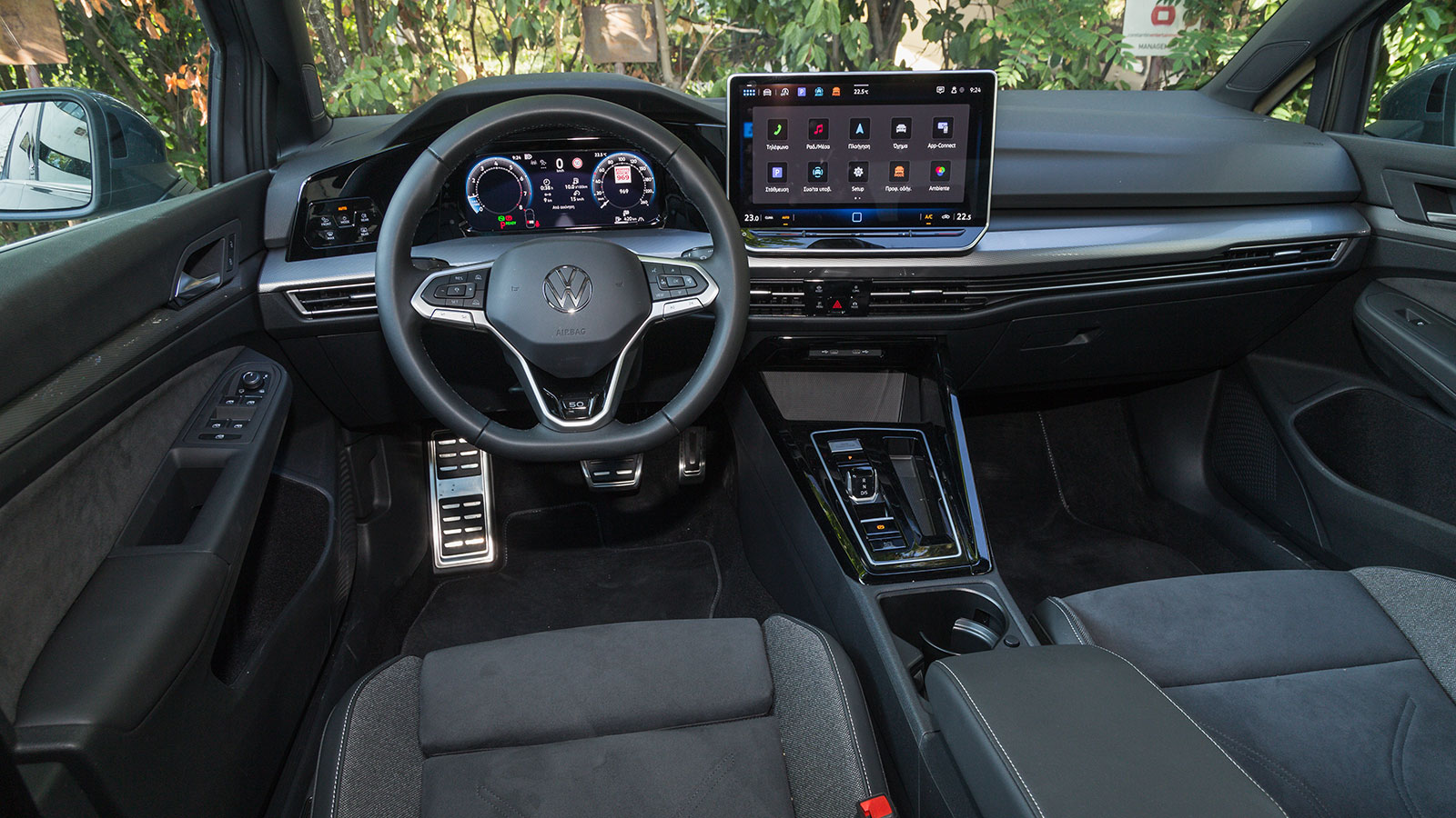 Toyota Corolla VS Volkswagen Golf. Ποιο ξεχωρίζει σε εξοπλισμό ασφάλειας και άνεσης.