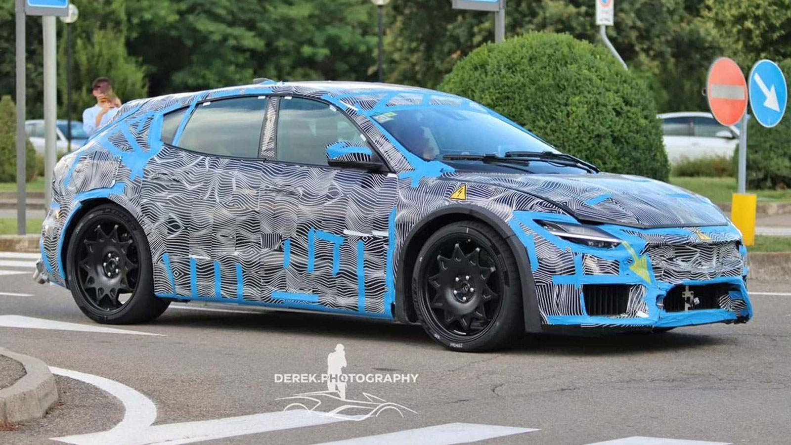Η πρώτη ηλεκτρική Ferrari εμφανίστηκε άκρως καμουφλαρισμένη!