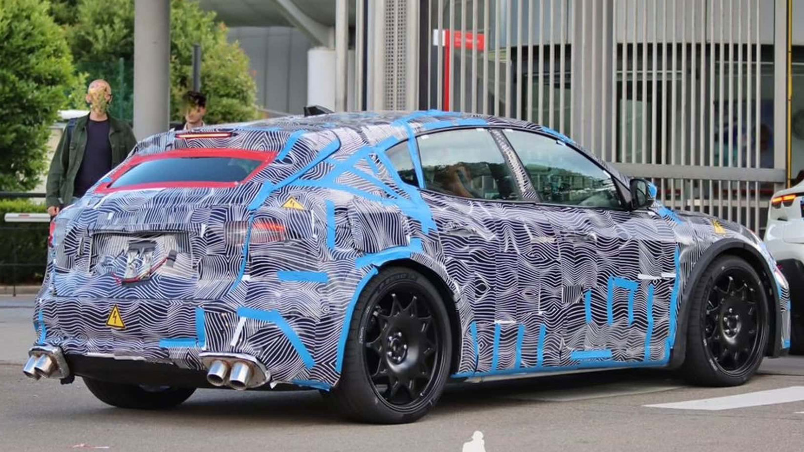 Η πρώτη ηλεκτρική Ferrari εμφανίστηκε άκρως καμουφλαρισμένη!