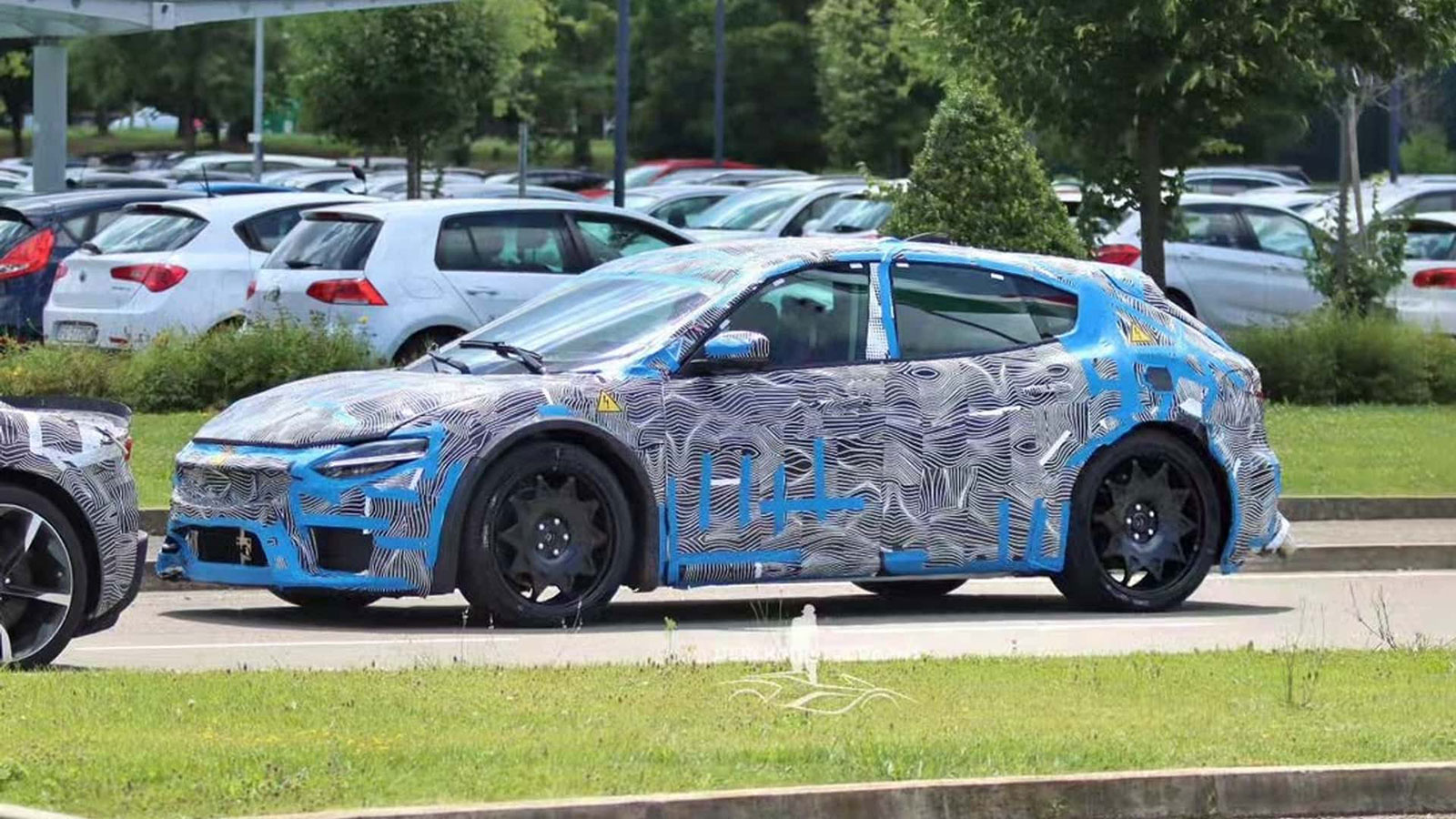 Η πρώτη ηλεκτρική Ferrari εμφανίστηκε άκρως καμουφλαρισμένη!