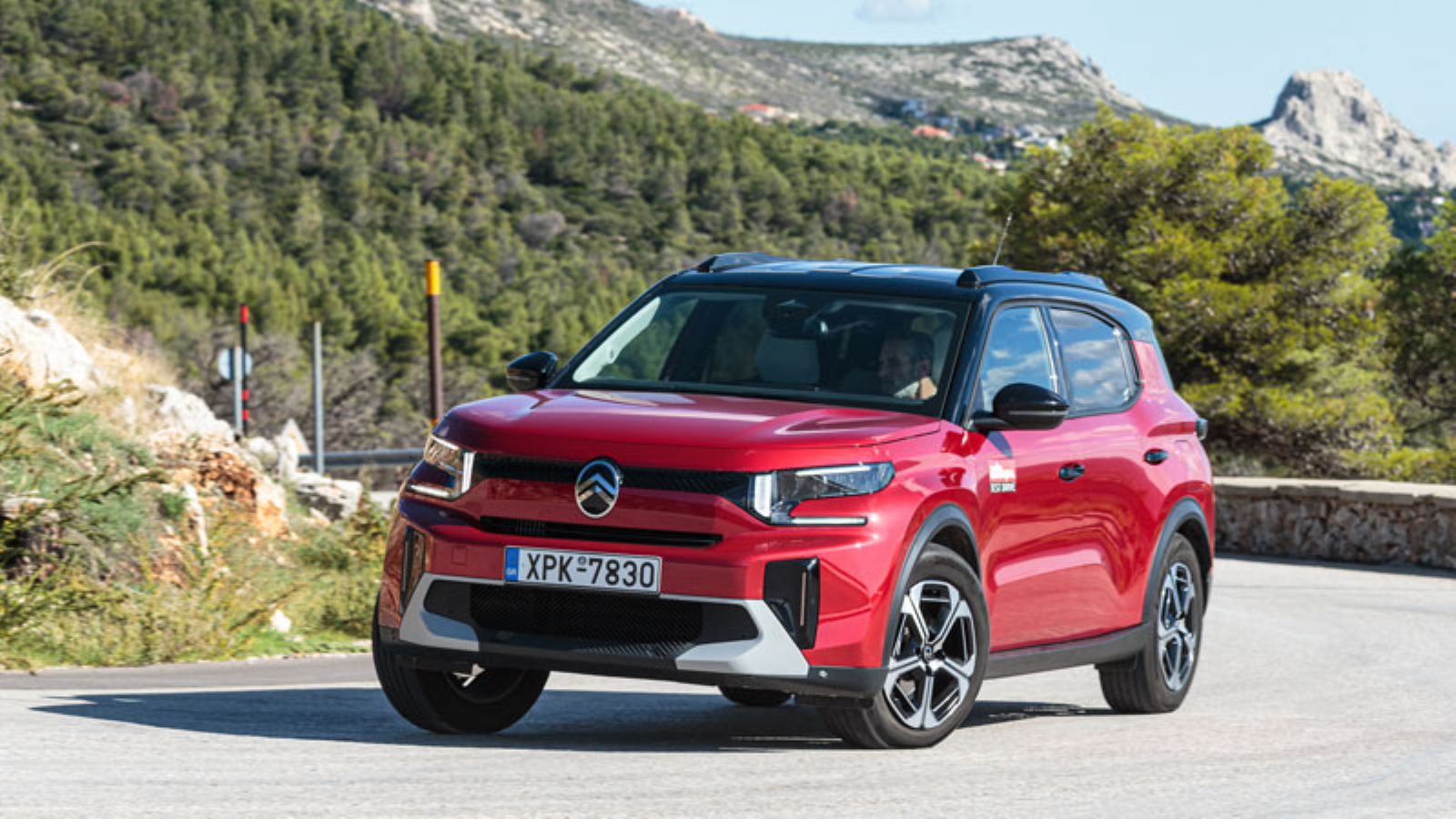 Το Citroen C3 Aircross Hybrid από εμπρός, γωνία σε στροφή