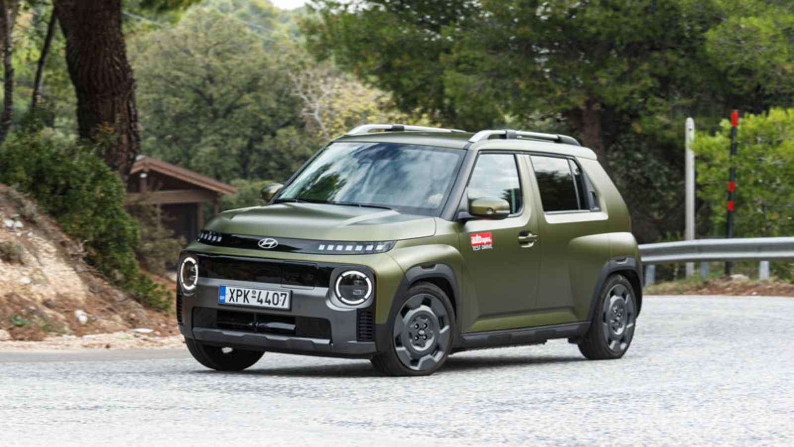 Το Hyundai Inster Cross από εμπρός, σε στροφή