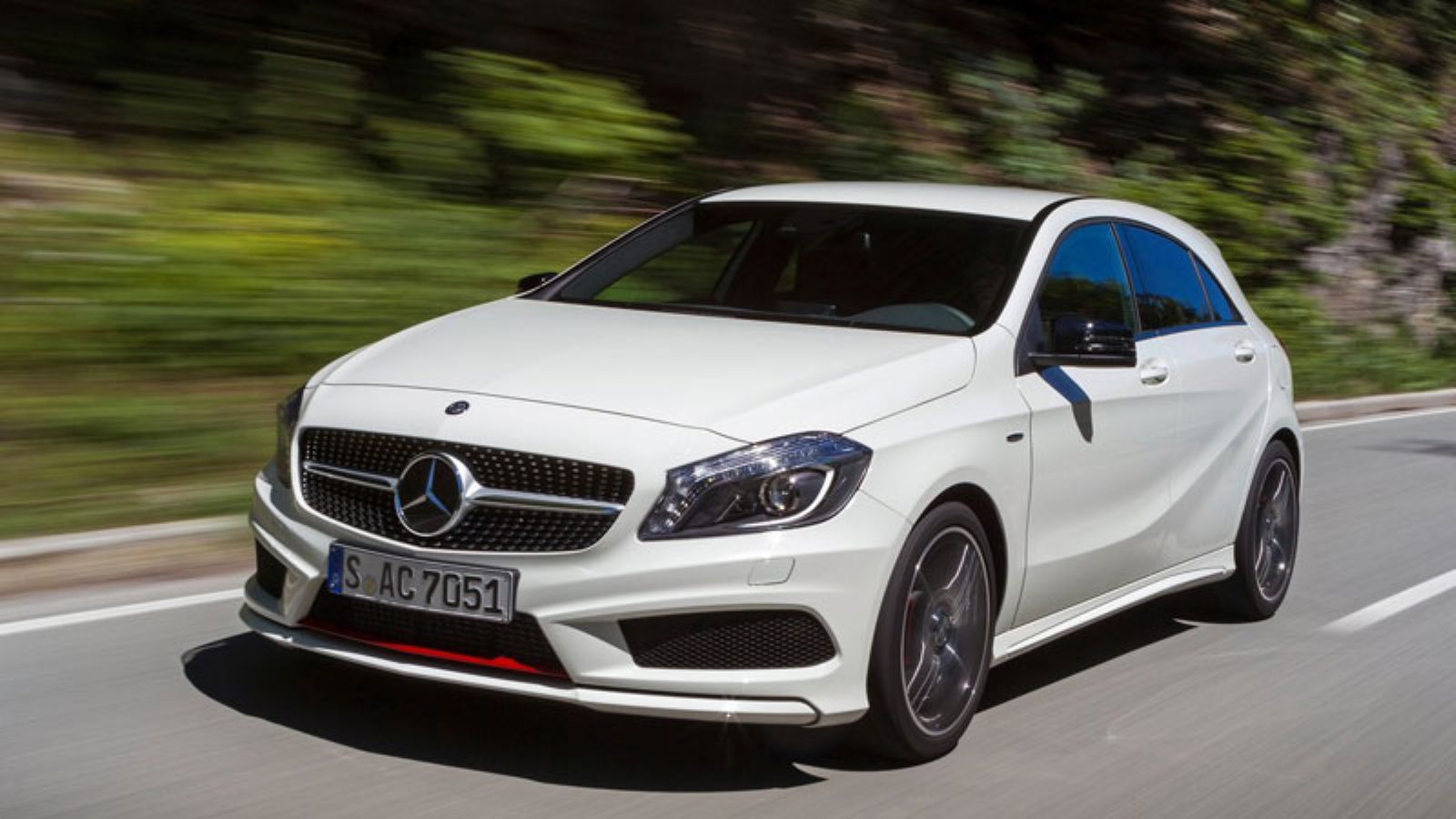 Η Mercedes A-Class εν κινήσει, από μπροστά, αριστερή γωνία