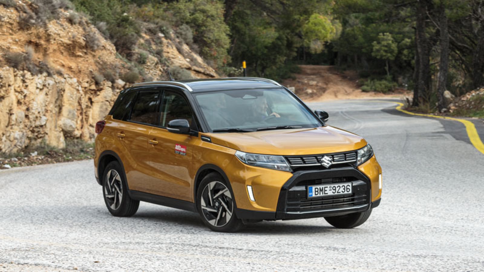 Το Suzuki Vitara από εμπρός σε στροφή, δεξιά πλευρά