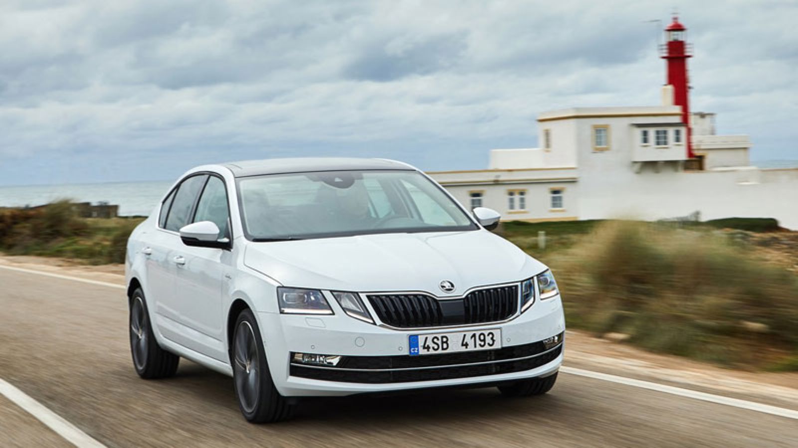 Η Skoda Octavia εν κινήσει από εμπρός, δεξιά γωνία